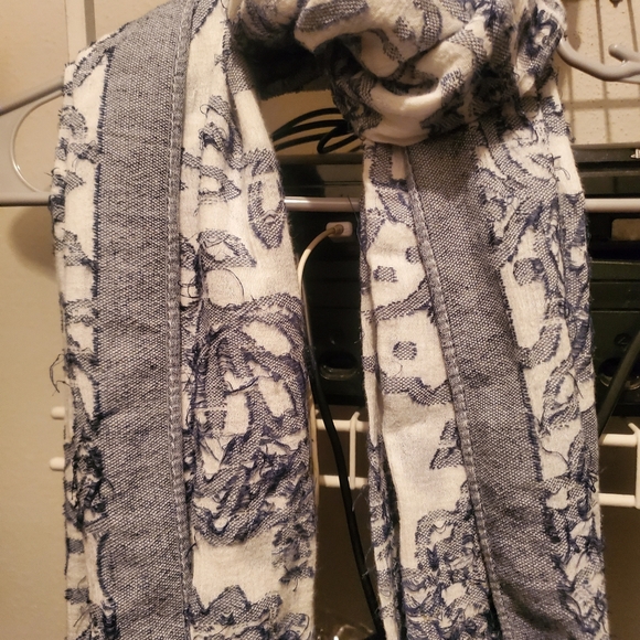 Women's Universal Thread Light Blue and White Scarf - Picture 3 of 4
